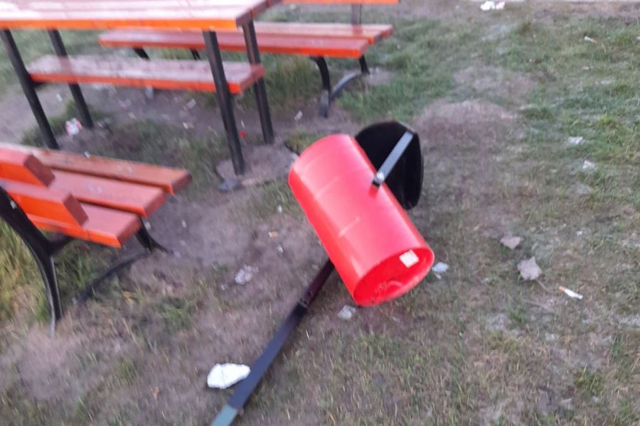 Zniszczony plac zabaw