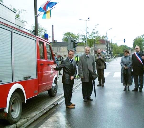 Na zdjęciu przy przekazywanym samochodzie Walter Unterhofer