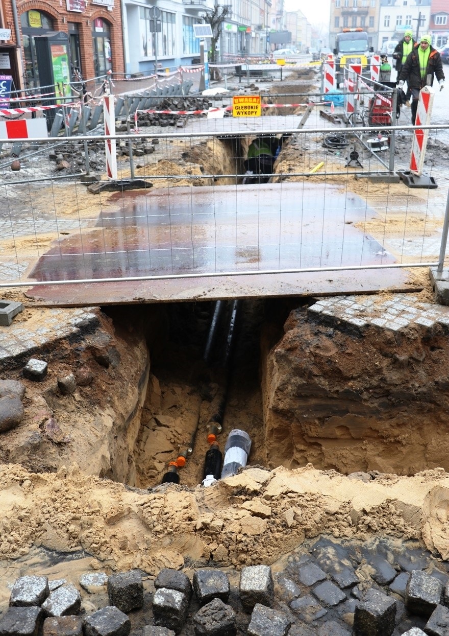 Prace przy wymianie rur ciepłowniczych na&nbsp;Rynku