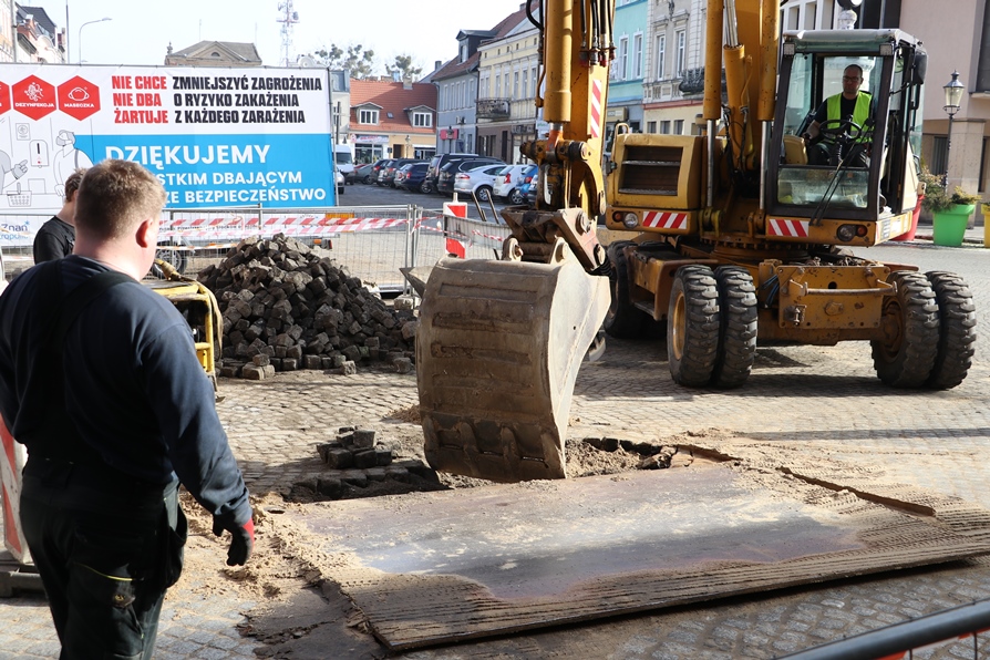 Prace przy wymianie rur ciepłowniczych na&nbsp;Rynku
