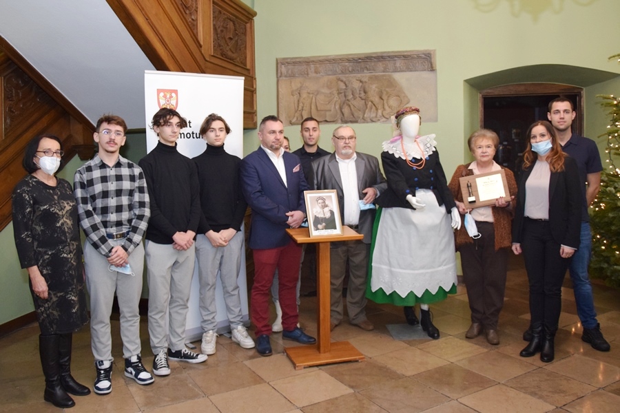 Statuetka "Wieża 2021" przyznana śp. Janinie Foltyn