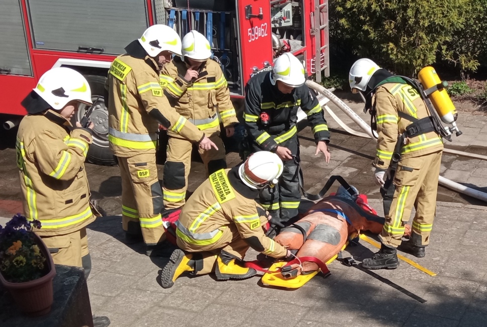 Zdjęcie - Ćwiczenia straży OSP w szkole