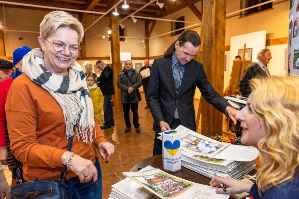 Zdjęcie - Wystawa akwareli "Szamotuły. Inne spojrzenie Viktorii Popovej"