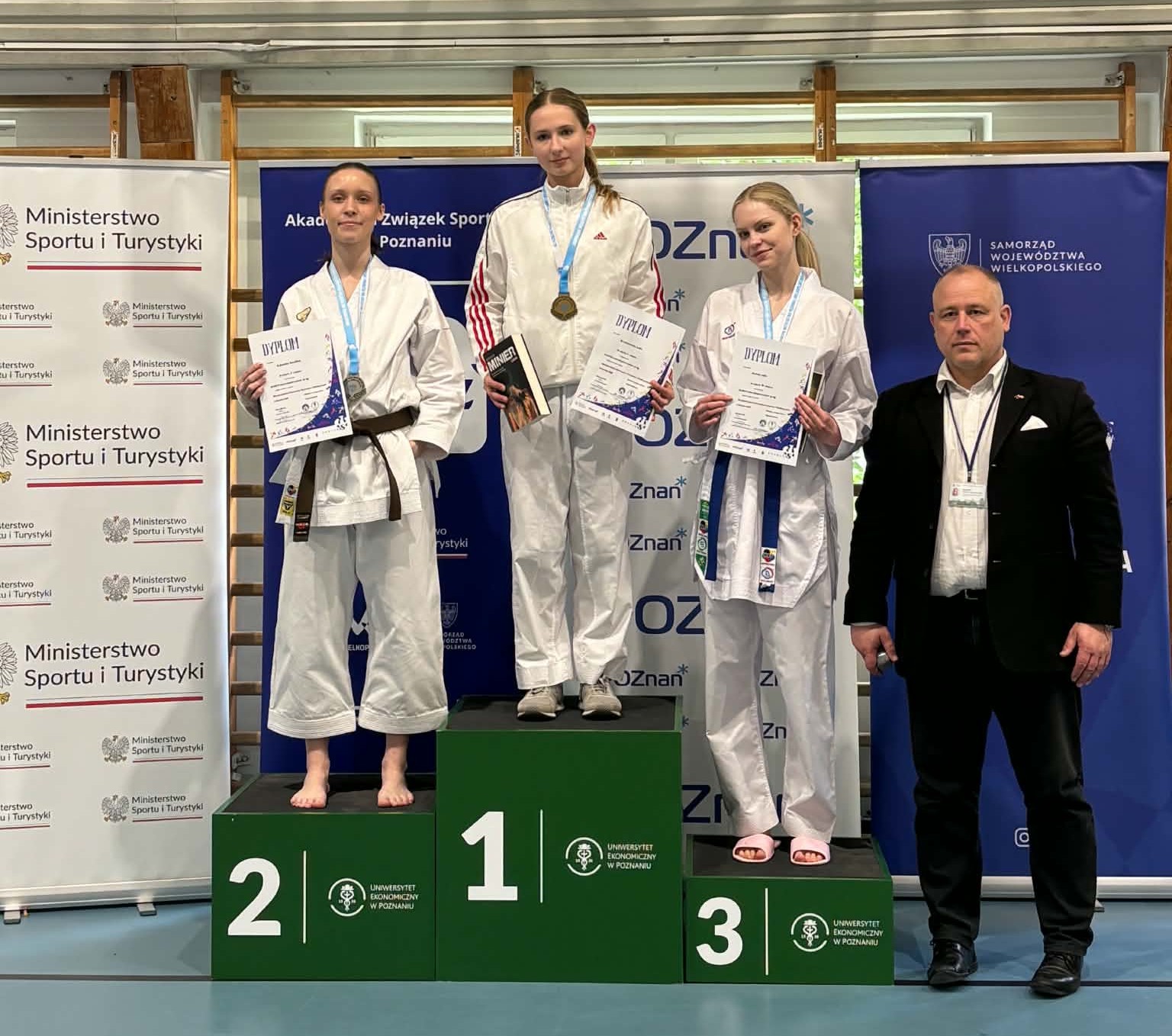 medalistki zawod&oacute;w karate