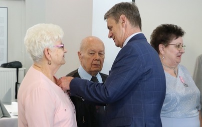 Zdjęcie do PRZYZNANO MEDALE ZA DŁUGOLETNIE POŻYCIE MAŁŻEŃSKIE